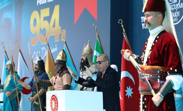 BÜYÜK VE GÜÇLÜ TÜRKİYE İÇİN ÇIRPINIYORUZ