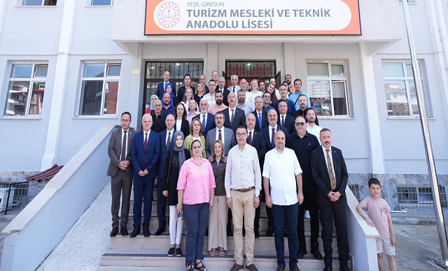 BAKAN TEKİN ÖĞRETMENLERİ DİNLEDİ
