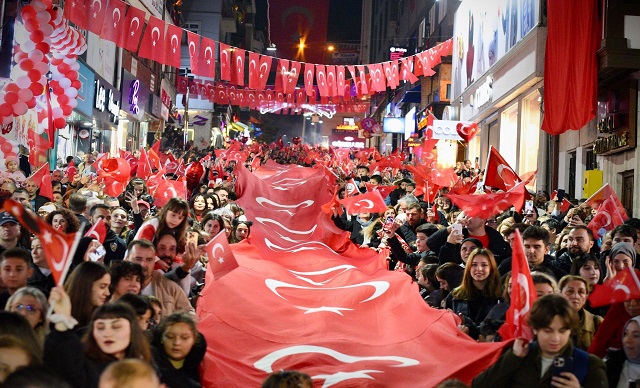 BİNLERCE GİRESUNLU CUMHURİYET AŞKIYLA YÜRÜDÜ