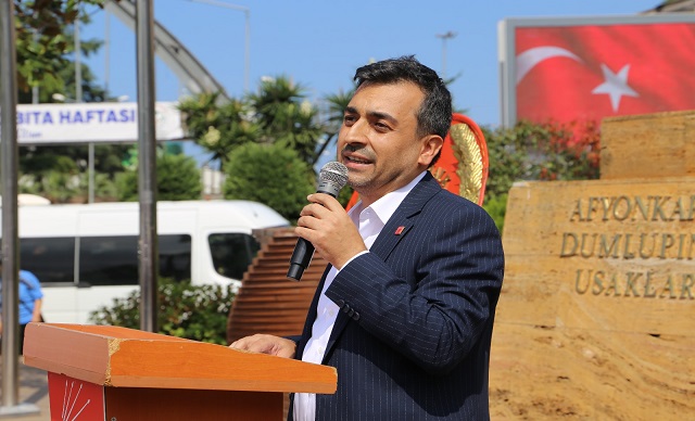 CHP’li Bektaş ''köy yolu üzerinde alınmayan çöpler için video çekmesini bekliyoruz''