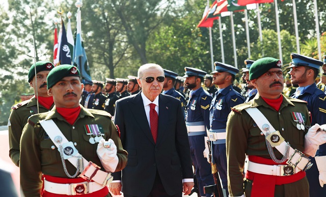 Pakistan'da Resmî Törenle Karşılandı