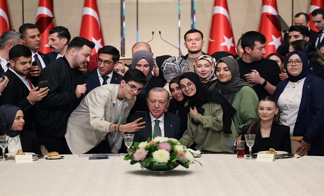 “Demokrasimize yönelik saldırıları meşru zeminde kalarak bertaraf edeceğiz”
